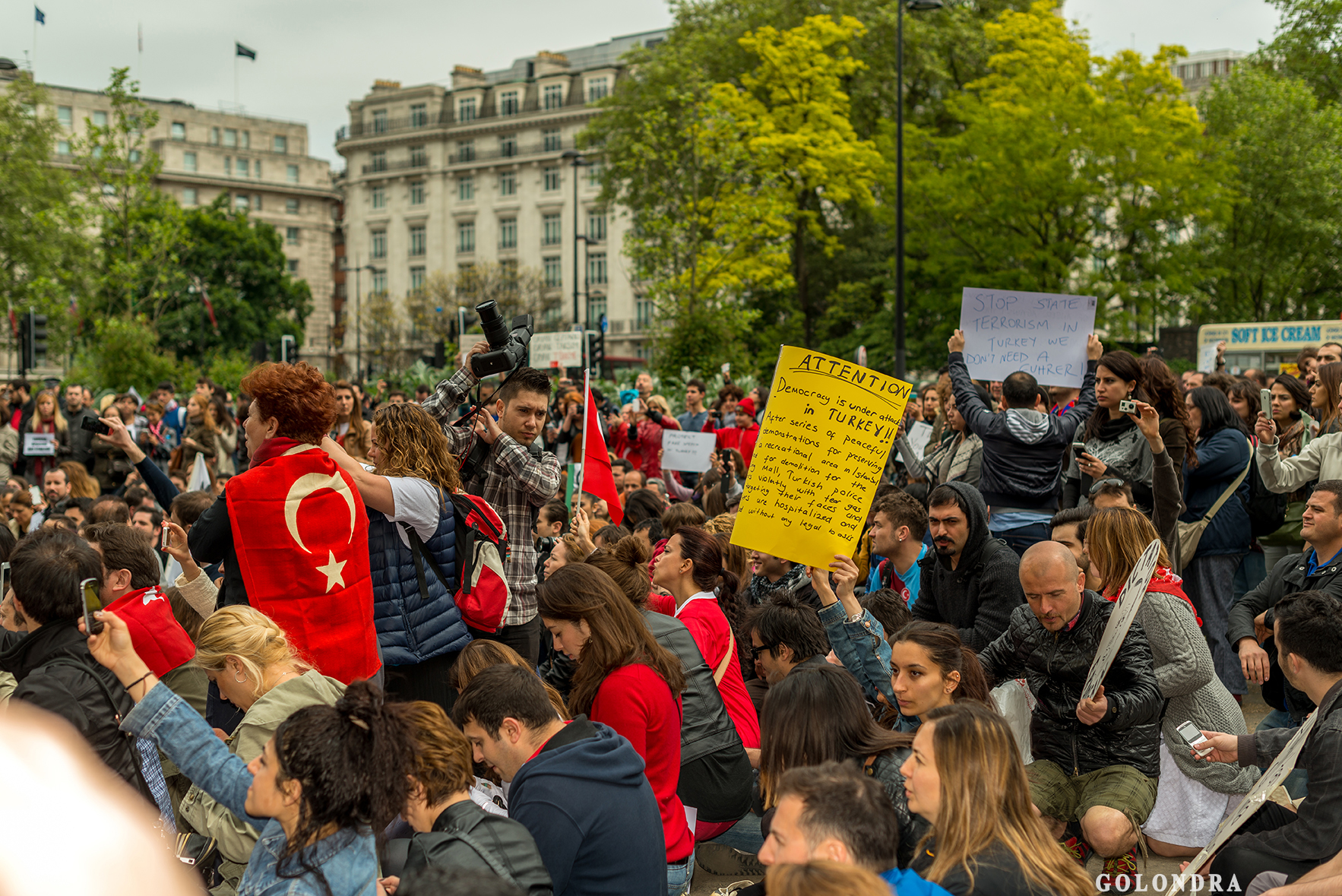 Protesting Turkish Government - Turk Hukumetini Protesto - Londra - London (2)