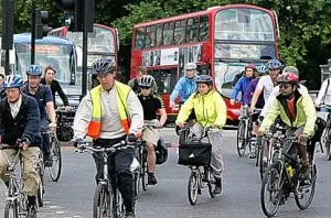 londra sokaklarinda bisiklete binenler