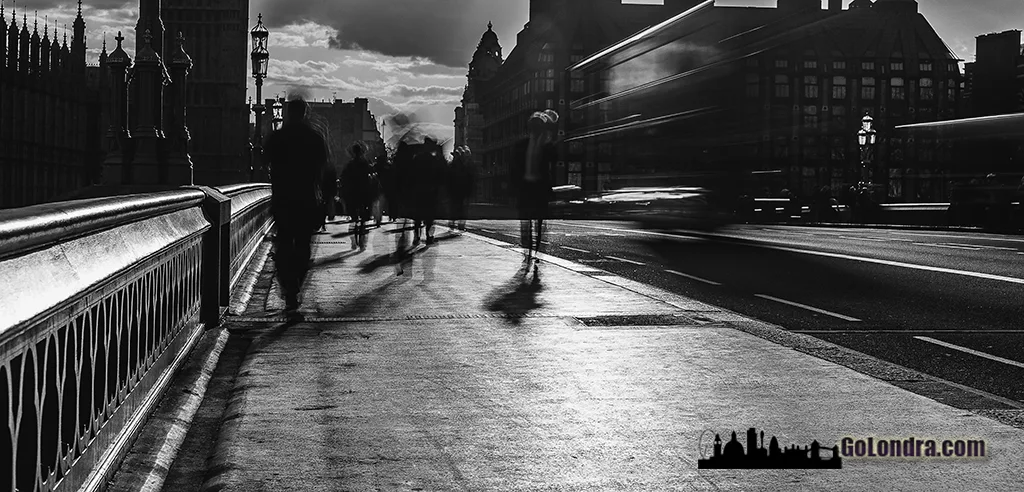 Westminster Köprüsü ve arka planda Big Ben saat kulesi.
