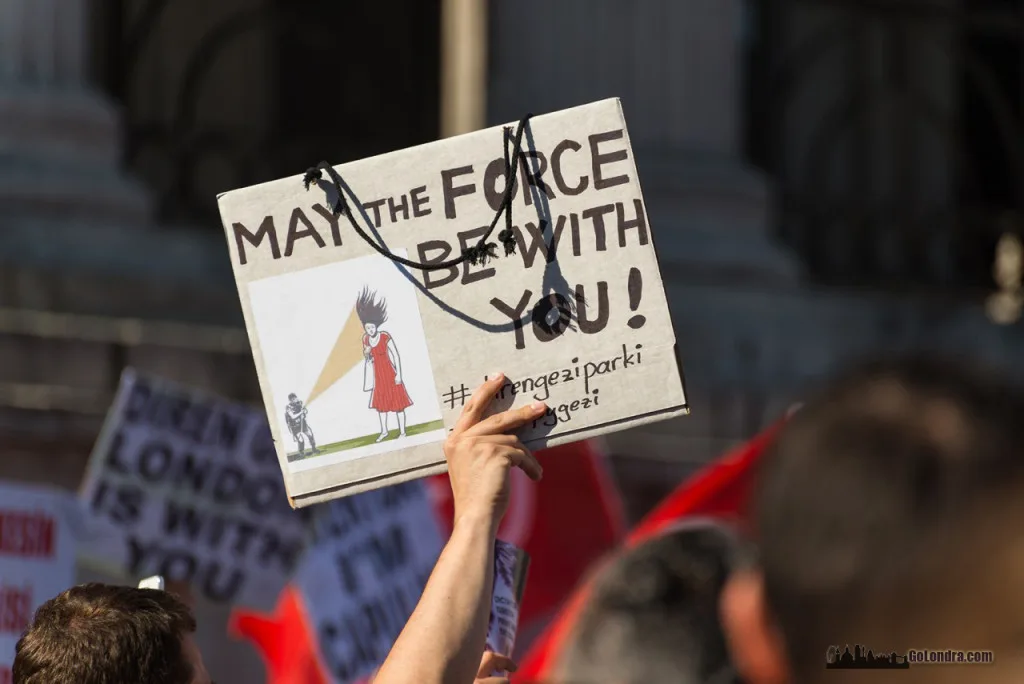 Ingiltere-Londra Protestolari - Occupygezi - Trafalgar Square (12)