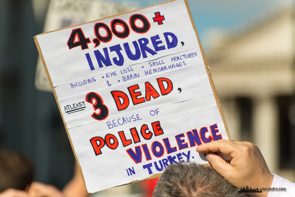 Ingiltere-Londra Protestolari - Occupygezi - Trafalgar Square (13)
