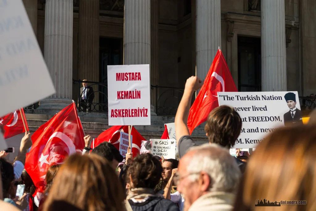 Ingiltere-Londra Protestolari - Occupygezi - Trafalgar Square (15)