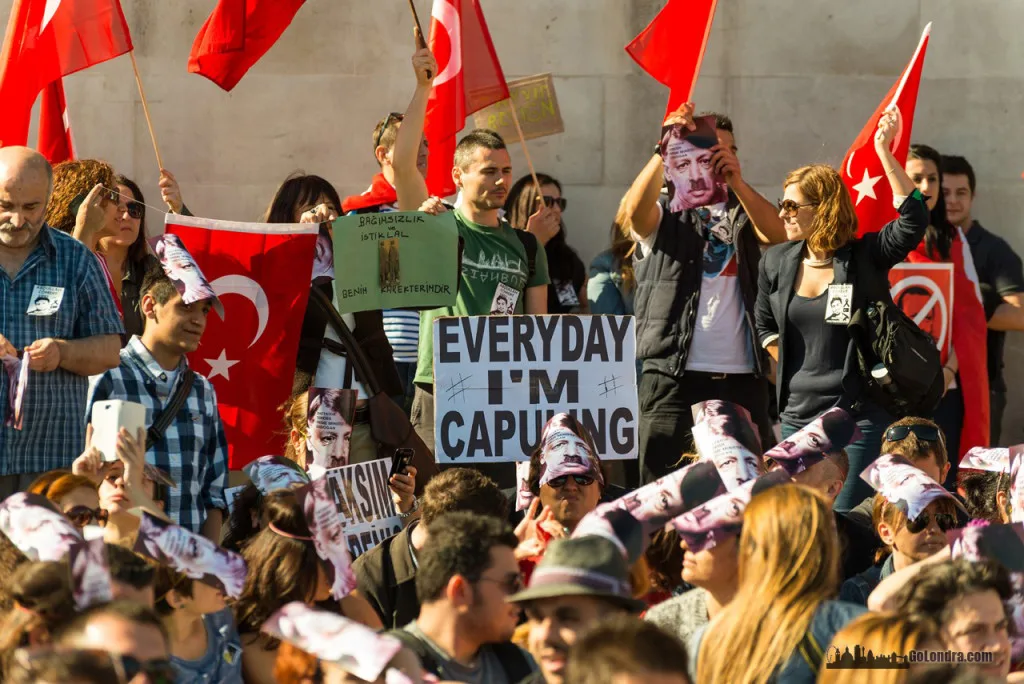 Ingiltere-Londra Protestolari - Occupygezi - Trafalgar Square (8)