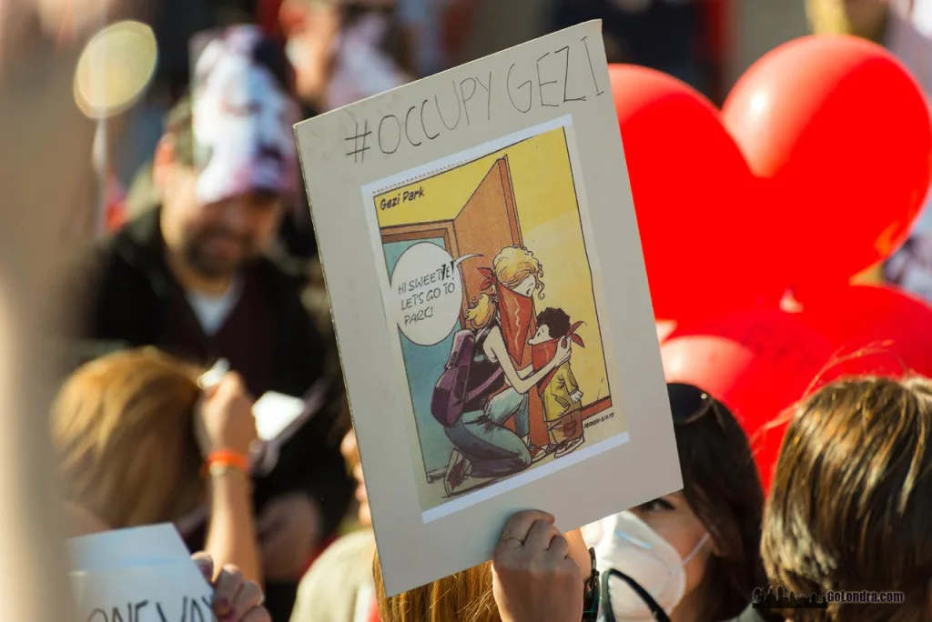 Ingiltere-Londra Protestolari - Occupygezi - Trafalgar Square (9)