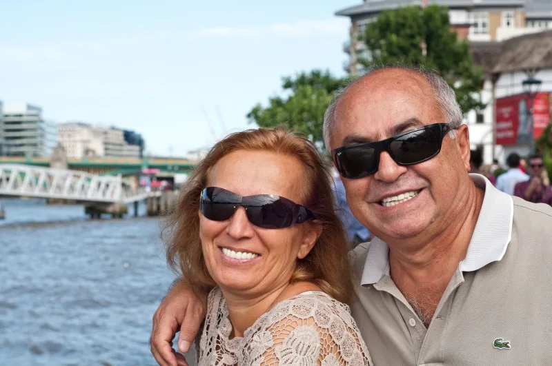 Londra Southbank'de yürüyüş yaparken Londra Southbank'de yürüyüş yaparken