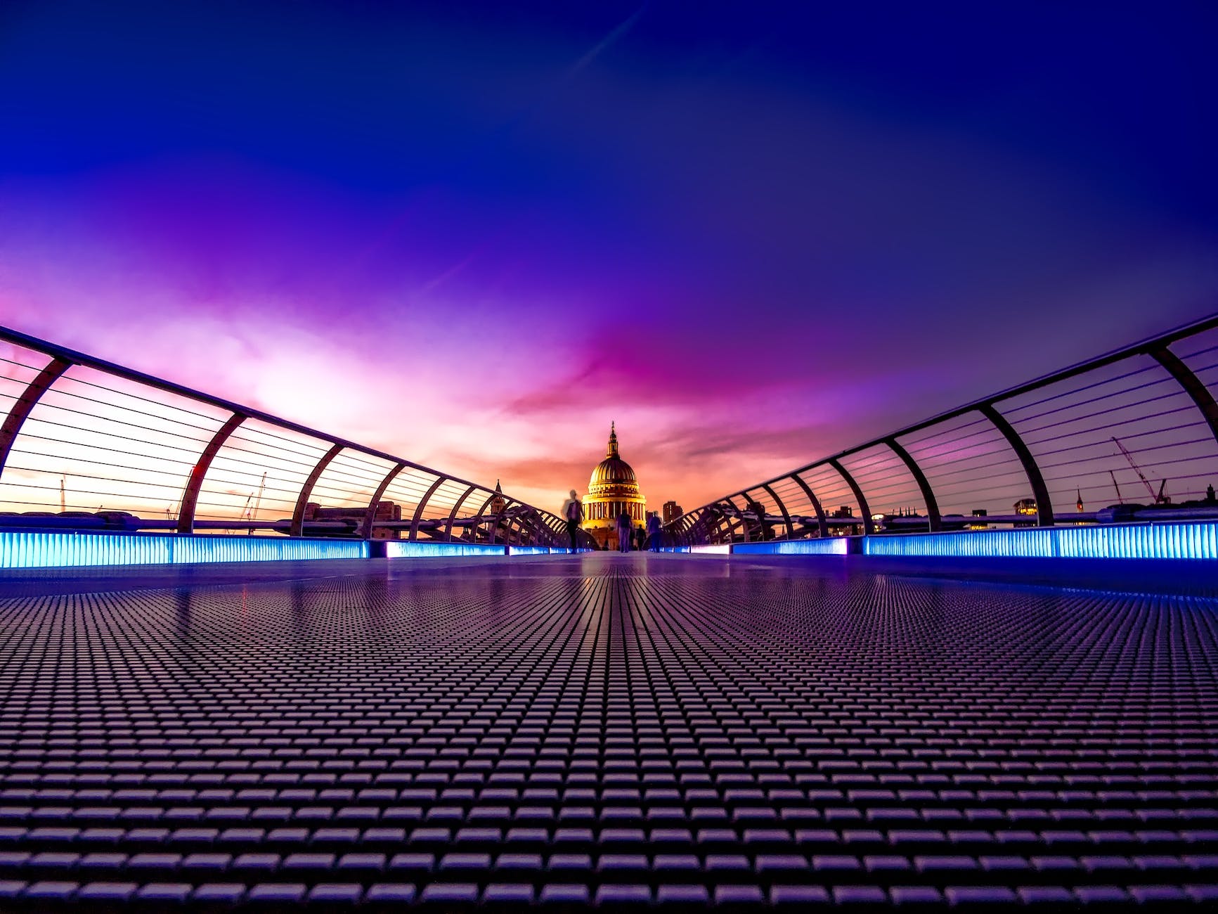 Londra'da millenium bridge üzerinden St Pauls Cathedral görünüşü