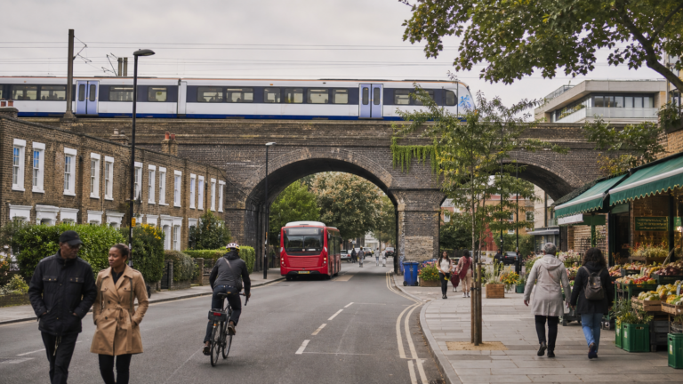 Güney Londra'da tren viyadüğü, otobüs, bisiklet ve mahalle yaşamı