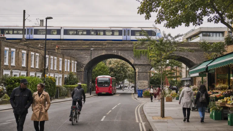Güney Londra'da tren viyadüğü, otobüs, bisiklet ve mahalle yaşamı