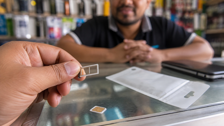 İngiltere'deki telefon mağazasında SIM kart tepsisi ve markasız SIM kart